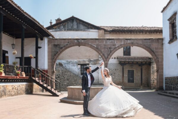 Młoda para pozuje na tle starych zabytków